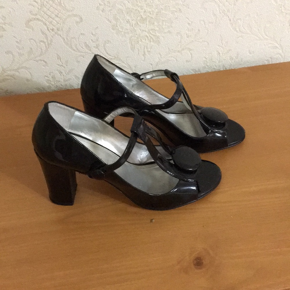 Tahari leather shoes .